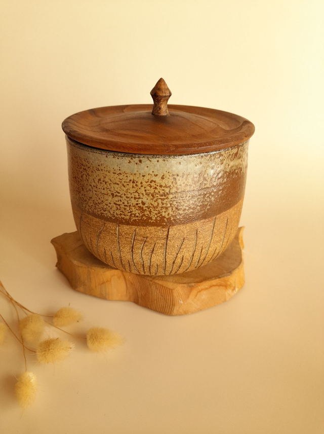 Boîtes en grès et Couvercles en Bois