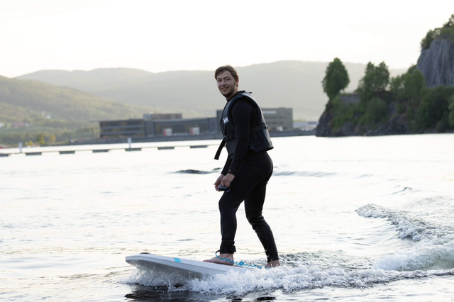 Electric Surfboard w wet suit, 1h (free on Fridays)