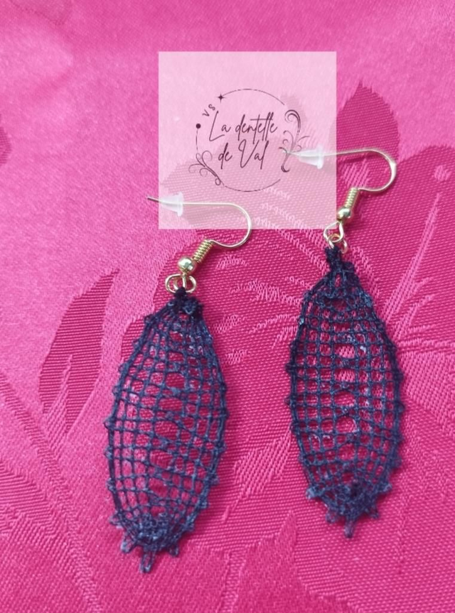 Boucles d'oreilles noires code 10