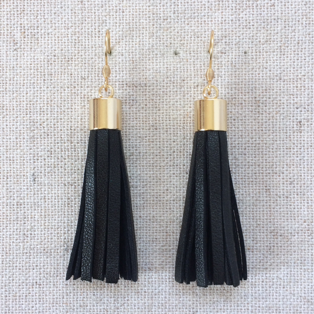 Boucles d’oreilles « Cavatina » dorées, cuir noir