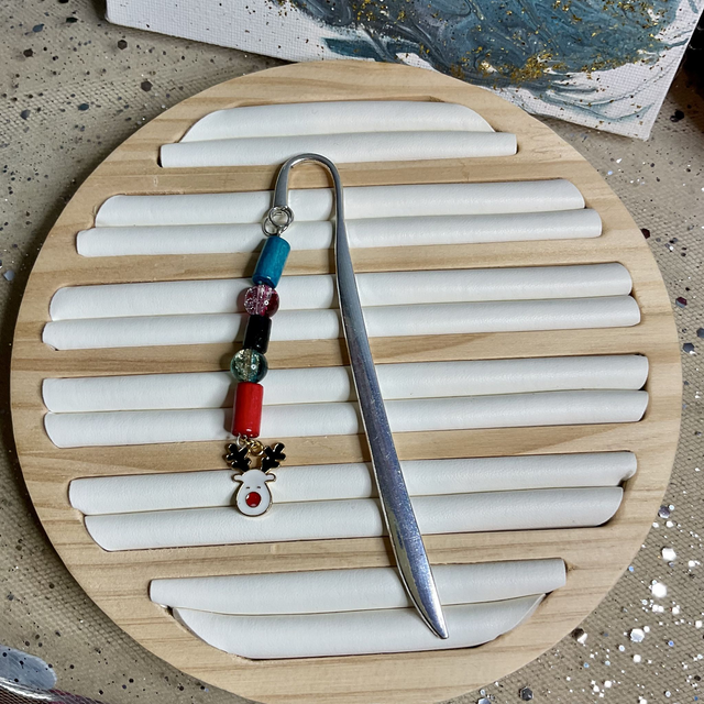 Handmade Christmas bookmarks. Colourful beaded book accessories.