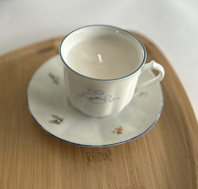 Bougie tasse nuages et oiseaux bleus 