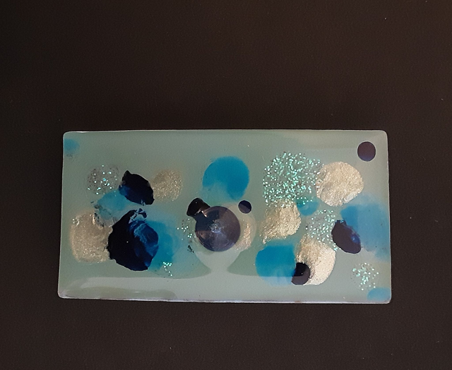 Broche rectangle moyen collection Vaporeux fond bleu glacier et motif bleu lagon bleu marine  gris nacré et paillettes