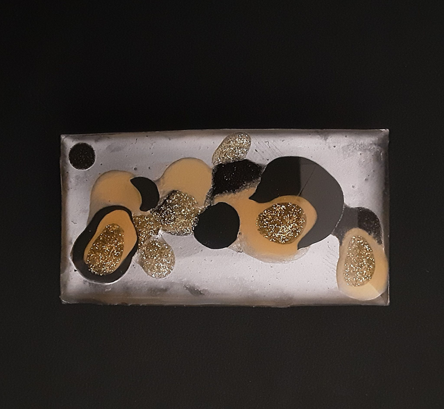 Broche rectangle moyen collection Vaporeux fond argent métallique et motif or noir et beige. Arti le déclassé : défaut au centre