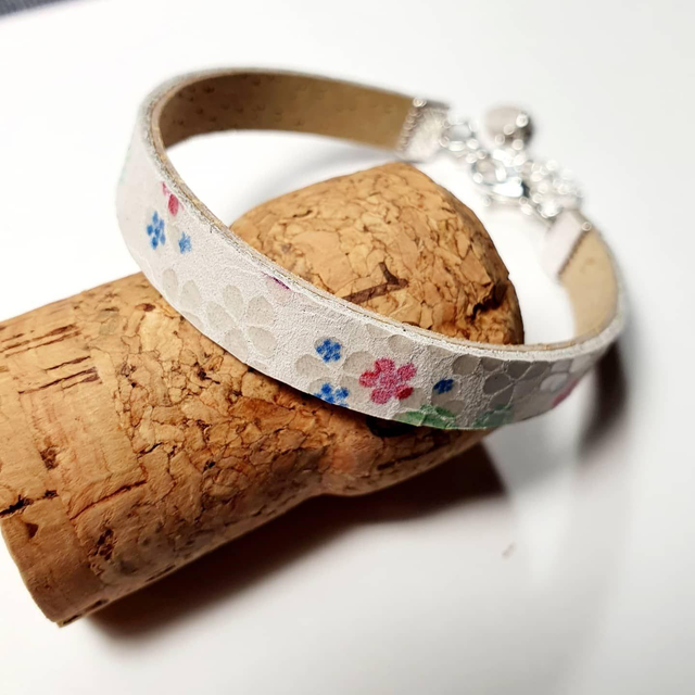 Bracelet en cuir blanc avec motif floral