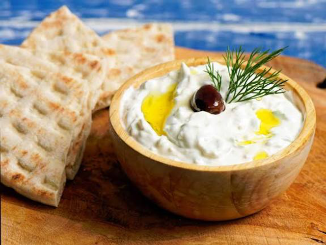 1 Tzatziki  Griechische Joghurt,Knoblauch,Dill,Gurken,Olivenöl,Essig