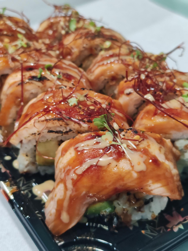 Dragon salmon roll tataki ×10 