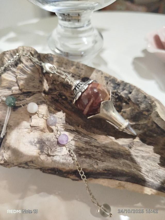 🌿 Pendule en Bois Fossile – Chaîne 7 Chakras