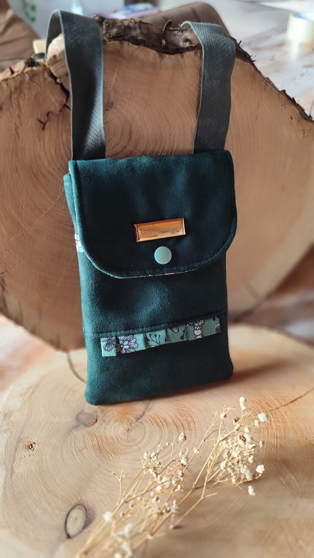 Porte téléphone en suédine vert ✨