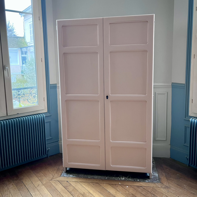 Armoire à panneaux rose pale 