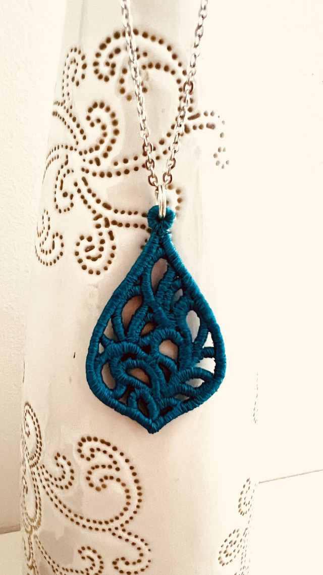 Collier "goutte" en dentelle