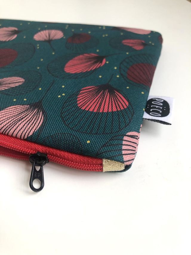 Trousse plate - PLUMES rouges fond vert fonçé