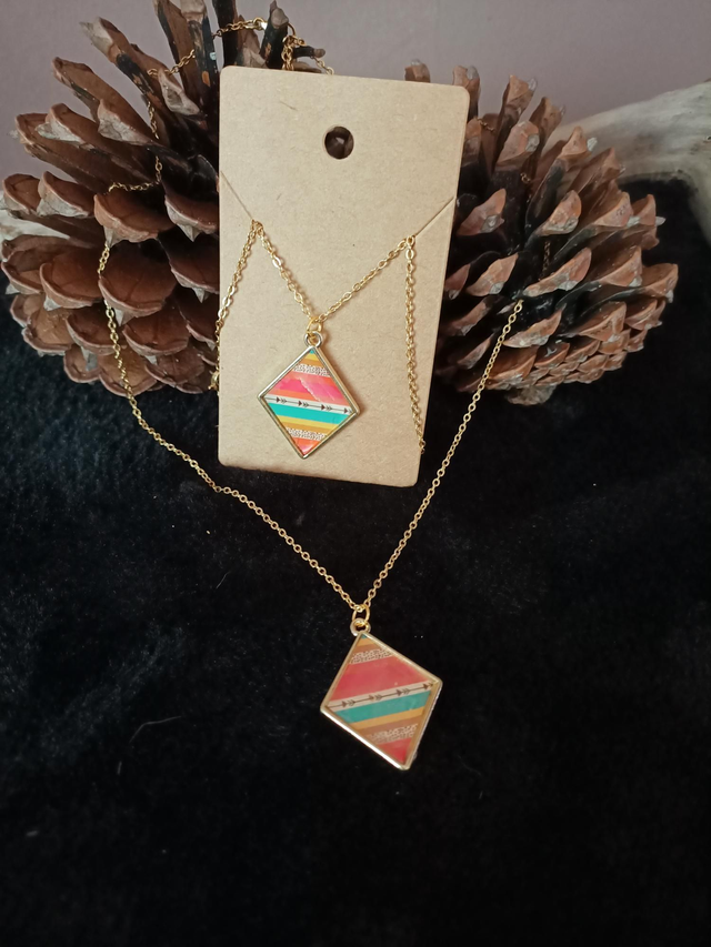 Collier doré orné de son médaillon en résine 