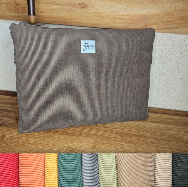 Personnalisez votre housse d&#039;ordinateur en velours côtelé marron