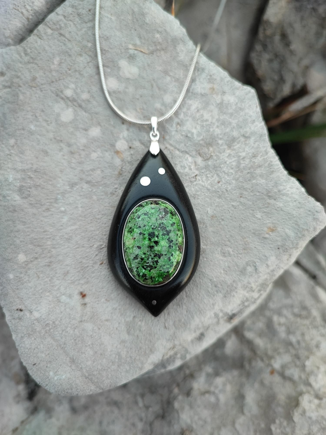 Pendentif en Bois d'Ébène du Gabon, Rubis Zoisite et Argent