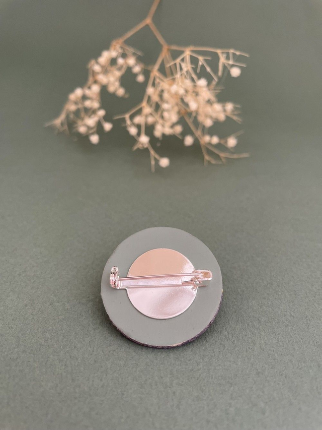 Broche ronde gris clair oiseaux en carton et tissu imprimé