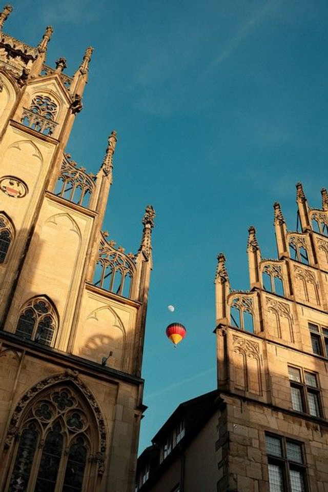 Rathausgiebel mit Heißluftballon