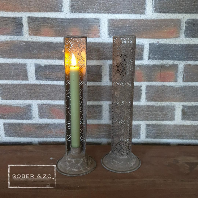 Metalen half open kandelaar voor dinerkaars