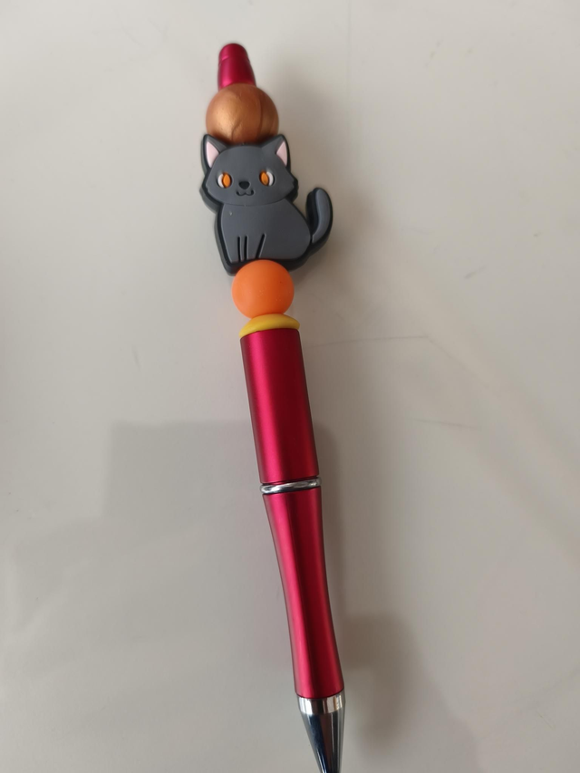 Stylo rouge chat gris