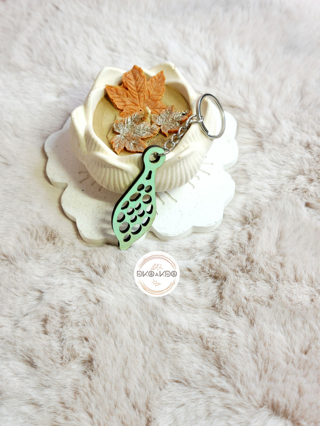 Porte clé en bois forme amande de couleur vert jade 