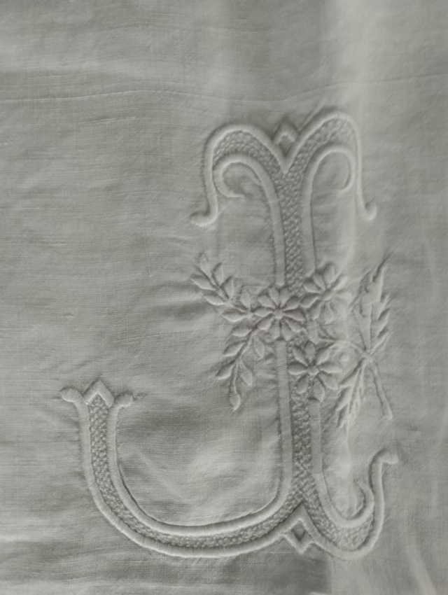 Monogramme J sur coton fin motif floral