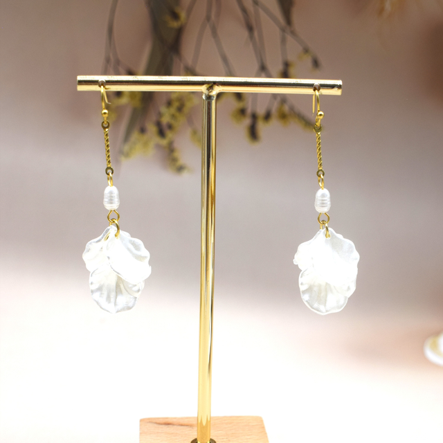 Boucle pendante pétales de nacre 