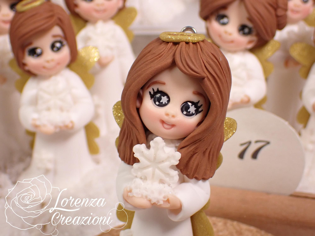 Angioletto del Natale 2025 n°17  con fiocco di neve, modellato e dipinto a mano. Pezzo unico, da collezione, firmato e numerato. Made in Italy, made in Treviso, Lorenza Creazioni.
