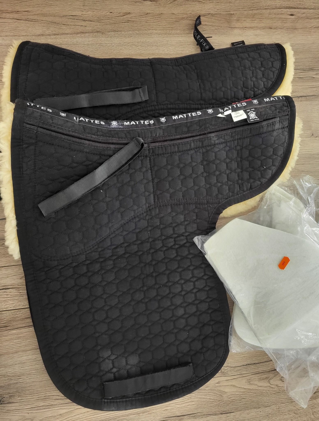 Tapis MATTES à cales – Forme selle dressage – Noir/mouton – Occasion TBE