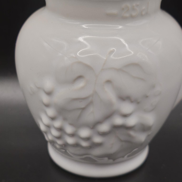 Petit pichet blanc décor grappes