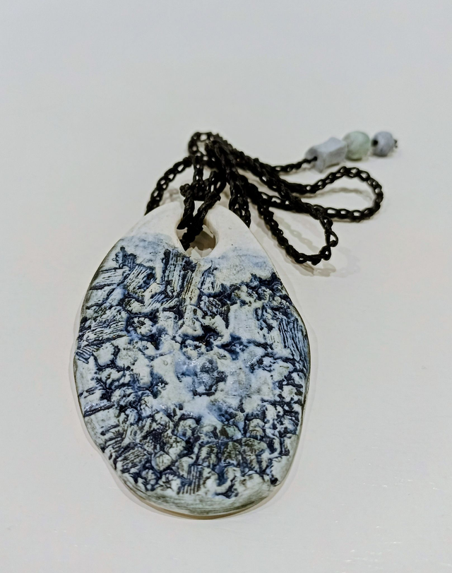 MEDALLÓN DE PORCELANA Y OXIDO DE COBALTO