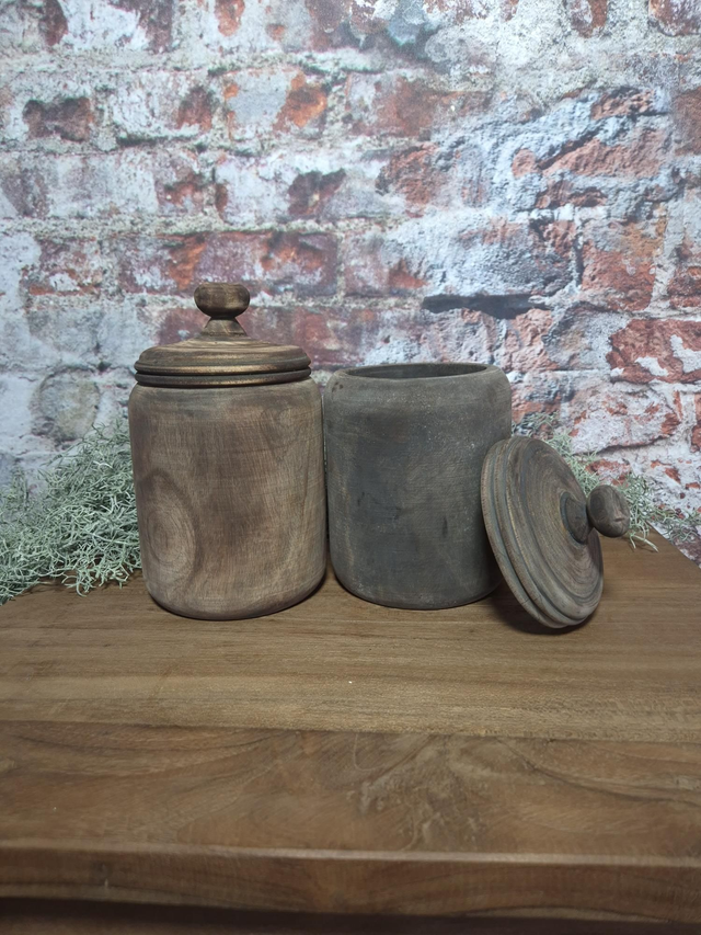Houten pot met deksel. 'A'