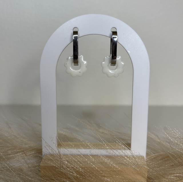 Pampilles créole allongée fleur blanche