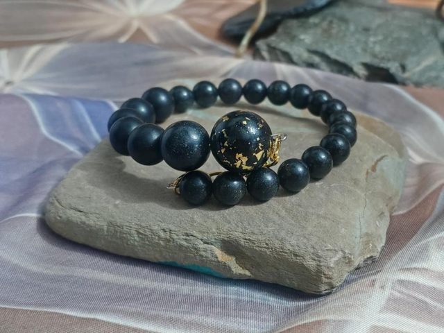 Bracelet médicinal noir en dégradé et perle dorée