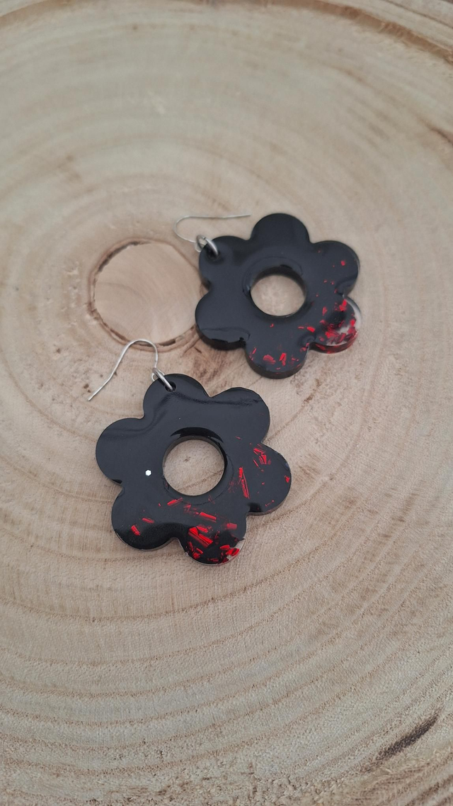 Boucles d&#039;oreilles fleurs noires et feuilles rouges