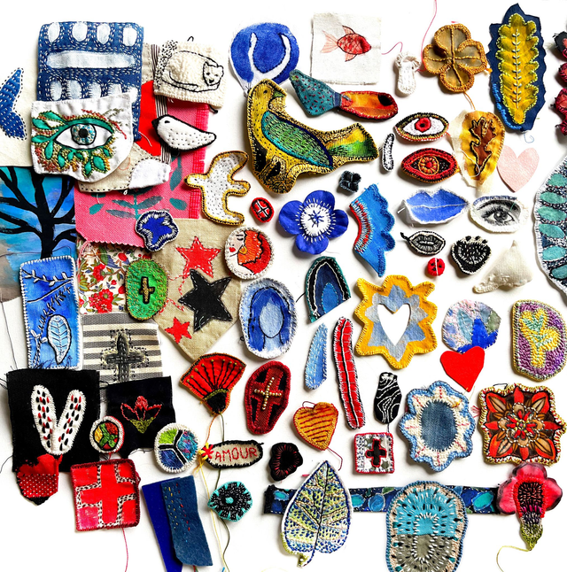 Vide-atelier art textile/lot de 70 pièces peintes et brodées (non terminées)