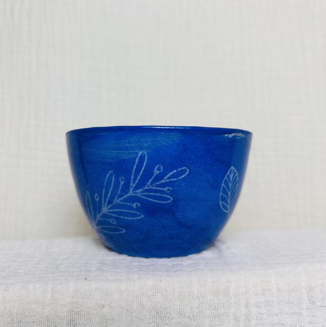 Tasse bleue feuillage blanc