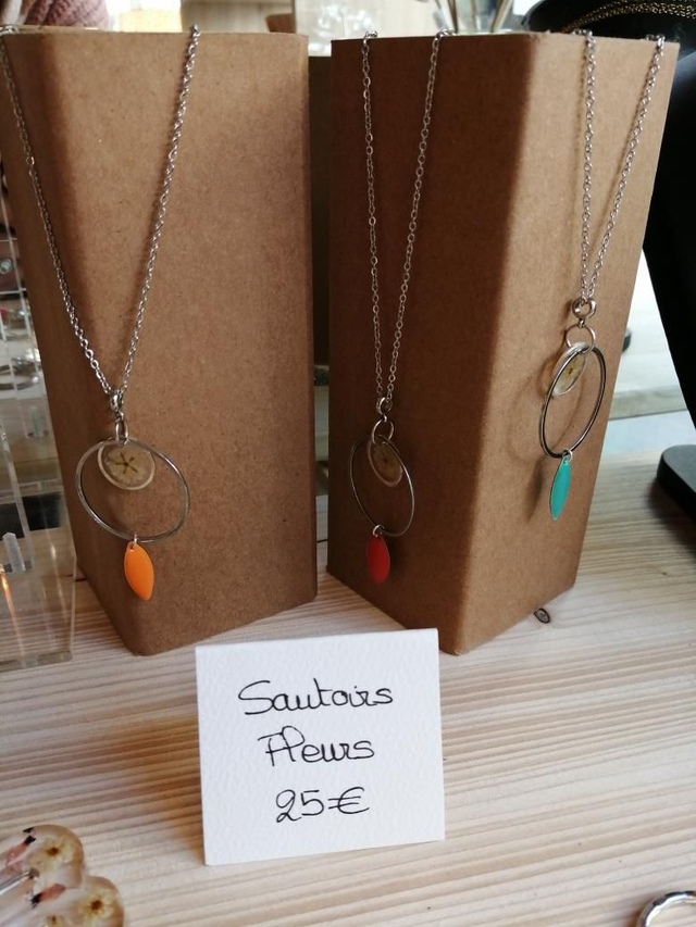 Collier sautoir fleuri  argenté