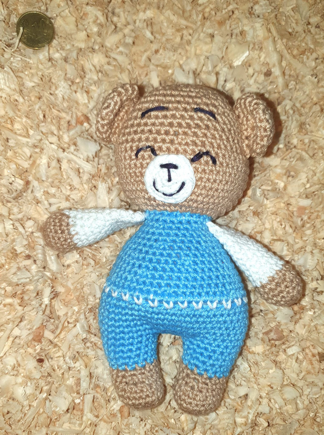 Eden en pyjama bleu et blanc