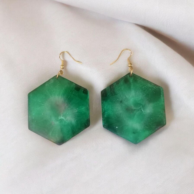 Boucles d'oreilles artisanales en résine uv, hypoallergénique fait main en France 