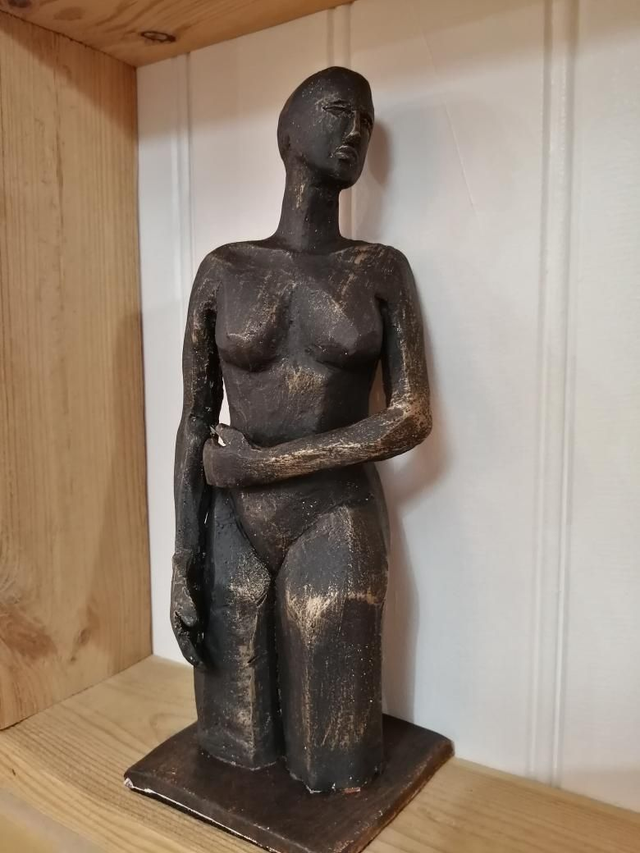 Sculpture femme debout noire effet brossé