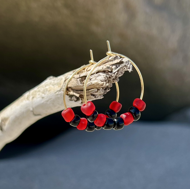 BlackCherry Hoops – Creolen mit schwarzen und kirschroten Glasperlen