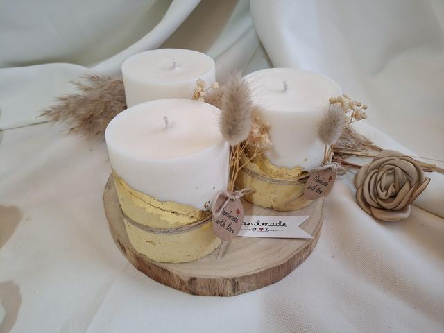 Edle Kerze auf gelben Betonsockel 