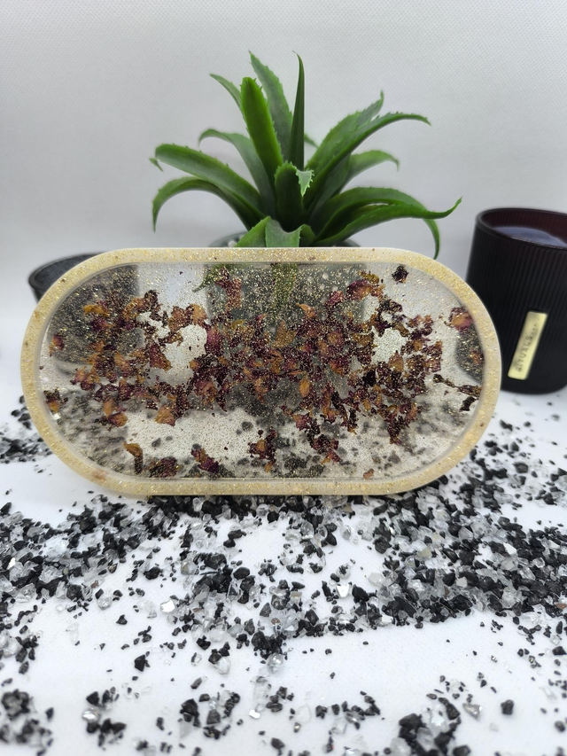 Plateau ovale blanc nacré pétales de rose et paillettes dorée