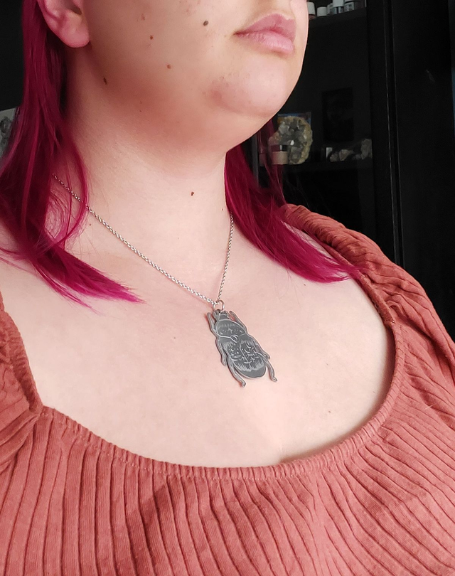 Le scarabée - Collier insecte stellaire en métal gravé