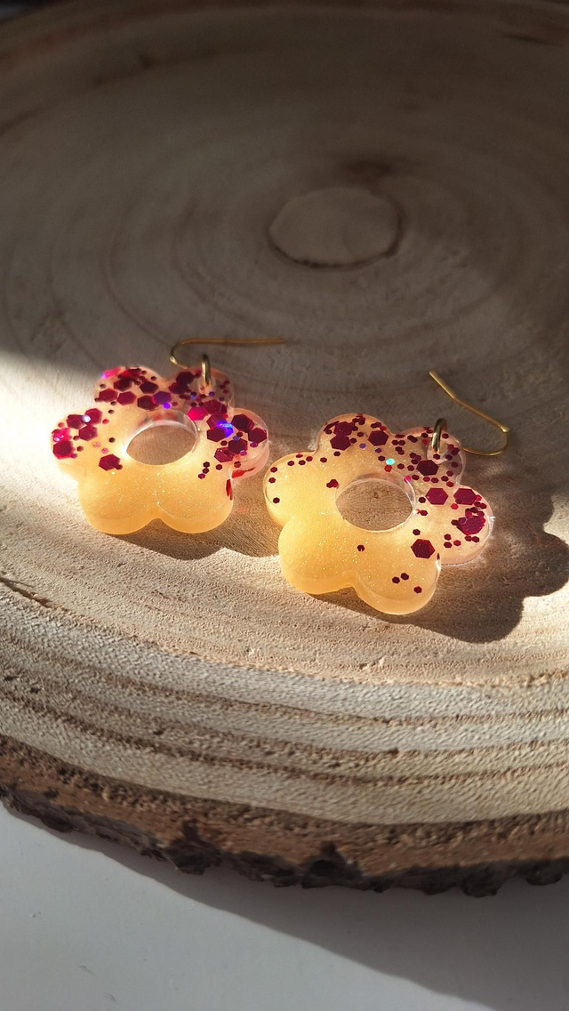 Boucles d'oreilles fleurs dorées et paillettes roses