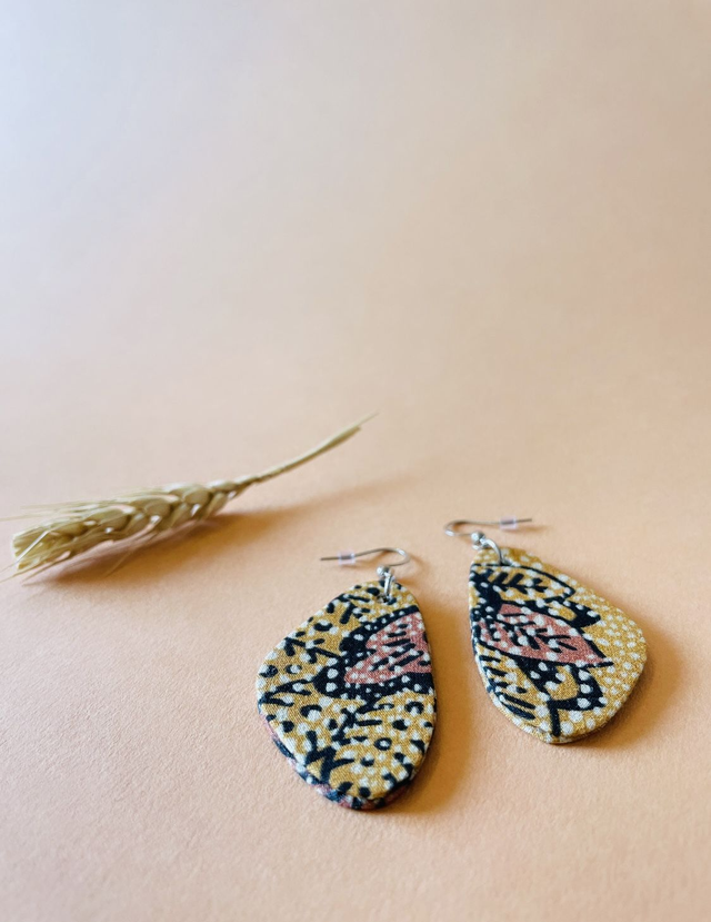 Boucles d'oreilles carton et tissu imprimé de forme triangulaire, collection « mosaïque » - tons jaune, orangé