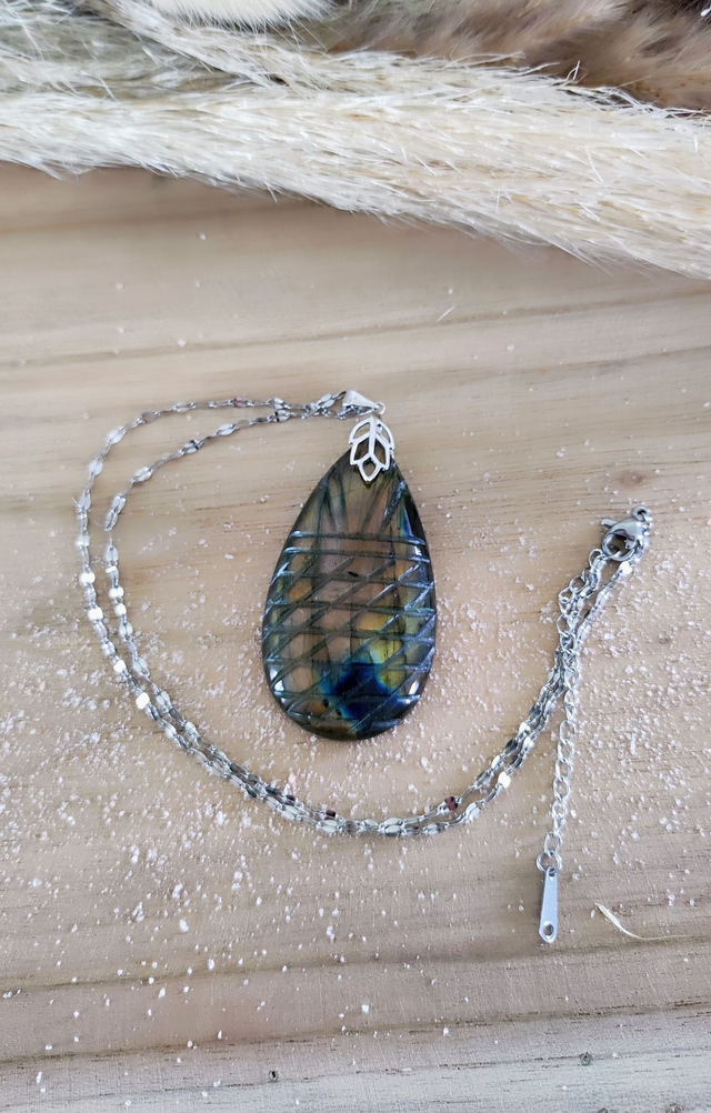Pendentif Labradorite gravé N°48