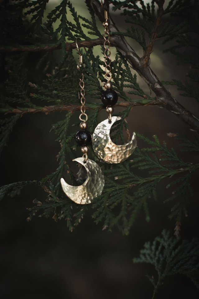 Lune - Boucles mini lune martelé & grenat 