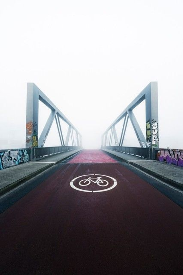 Radbrücke im Nebel