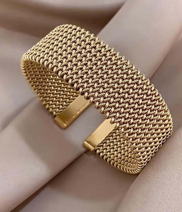 Anti-tarnishing Italian 18K Yellow Gold Plated Bangle.